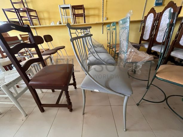 Cadeiras metálicas cinzentas