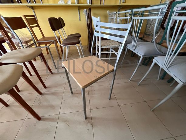 Cadeira metálica cinzenta