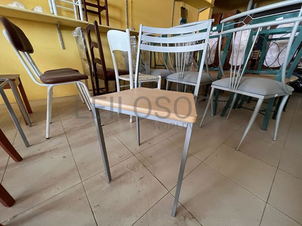 Cadeira metálica cinzenta