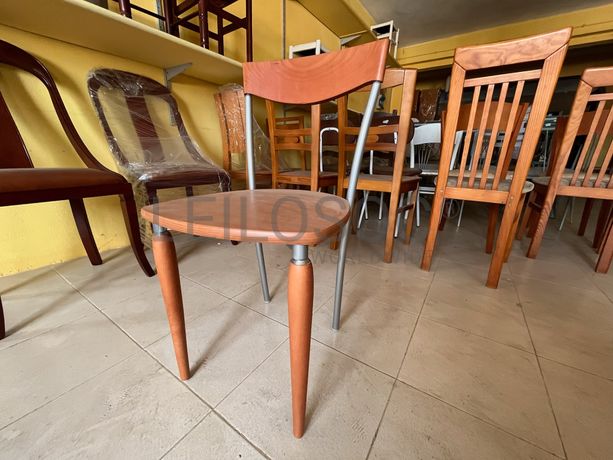 Cadeira de madeira e metal