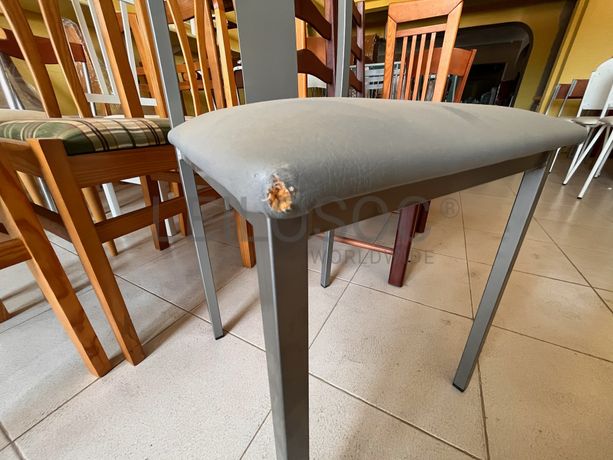 Cadeiras metálicas cinzentas