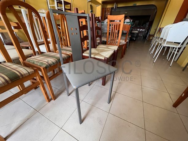 Cadeiras metálicas cinzentas