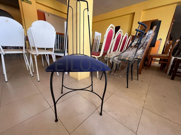 Cadeiras metálicas pretas