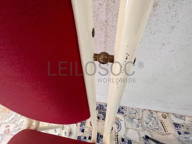 Cadeiras metálicas brancas