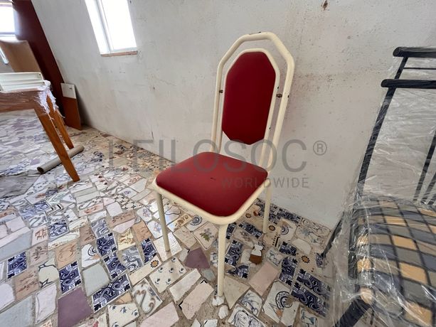 Cadeiras metálicas brancas