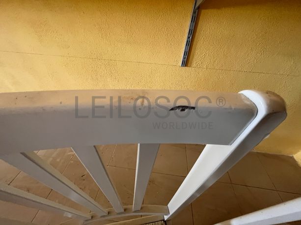 Cadeiras de madeira brancas