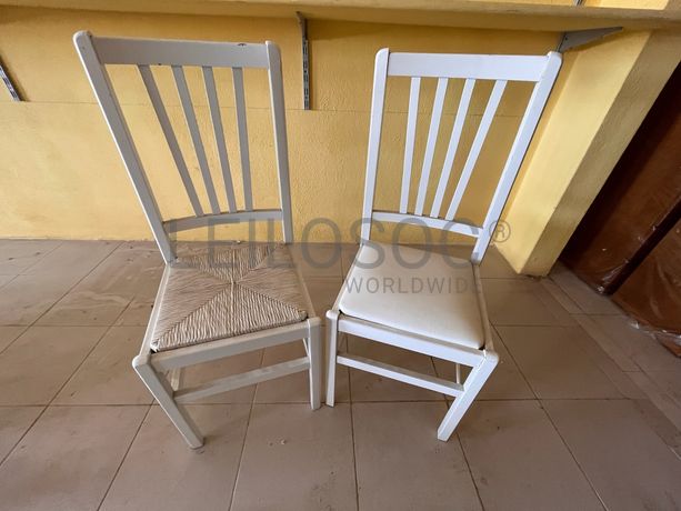 Cadeiras de madeira brancas