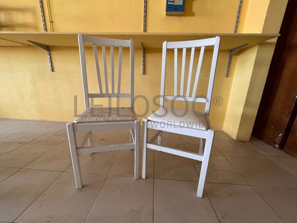 Cadeiras de madeira brancas
