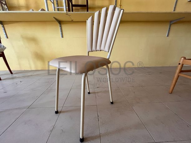 Cadeira metálica branca