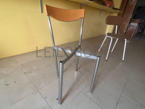 Cadeira metálica cinzenta