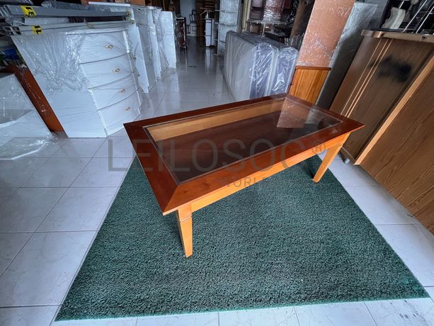 Mesa de madeira com centro de vidro