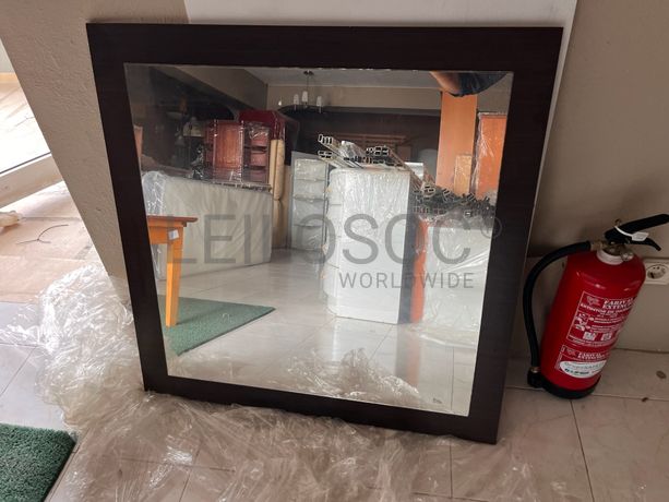 Espelho com moldura de madeira