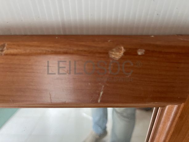 Espelho com moldura de madeira