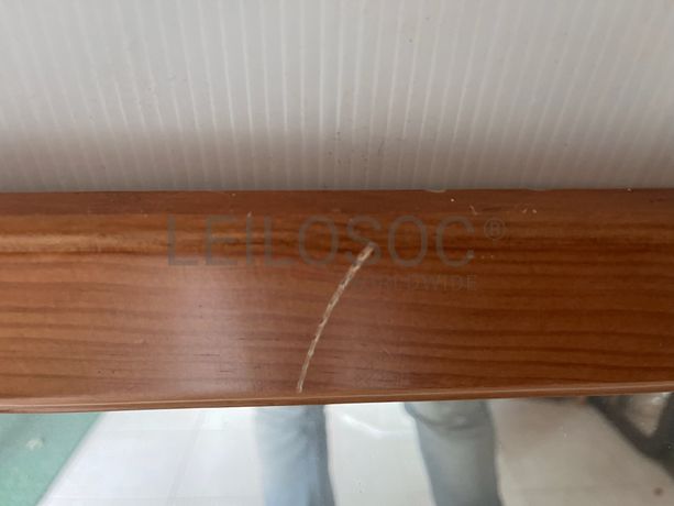 Espelho com moldura de madeira