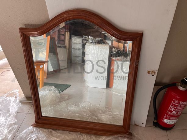 Espelho com moldura de madeira