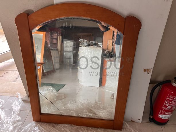 Espelho com moldura de madeira