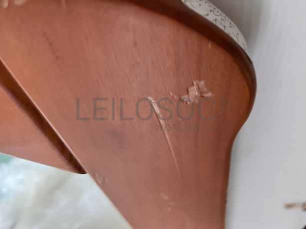 Espelho com moldura de madeira