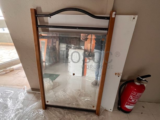 Espelho com moldura de madeira com detalhes de ferro