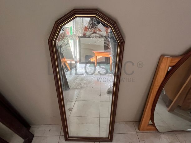 Espelho com moldura de madeira com apontamento dourado