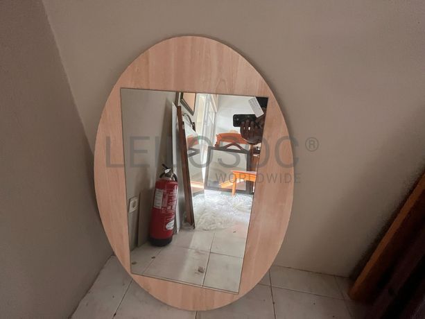 Espelho retangular com moldura oval de madeira