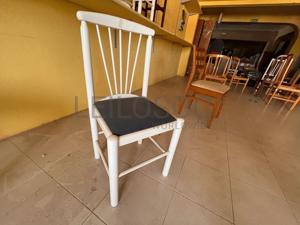 Cadeira branca em madeira