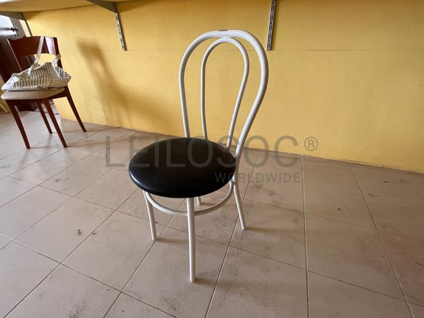 Cadeira metálica branca