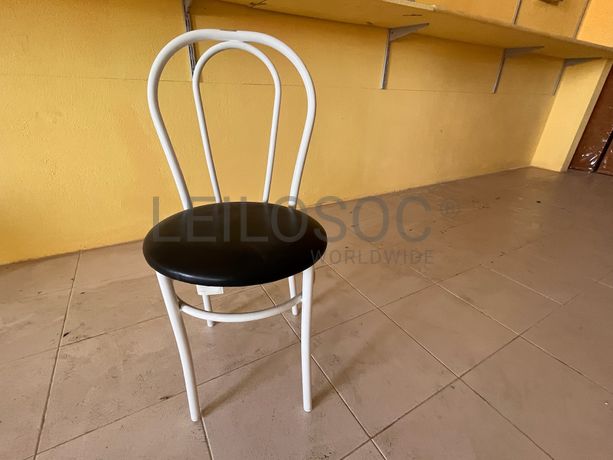 Cadeira metálica branca