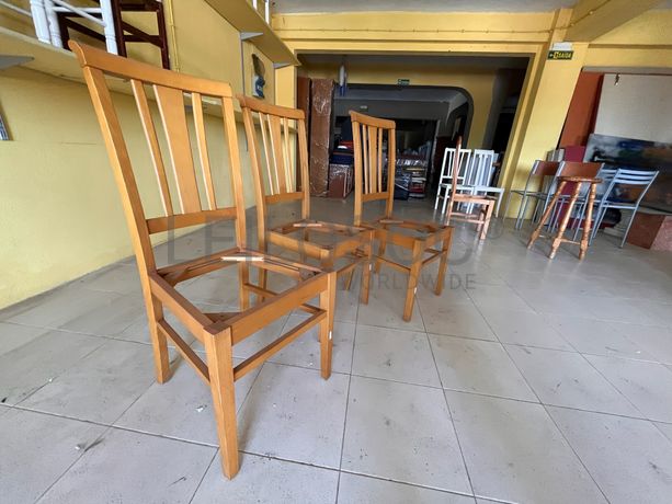 Cadeiras de madeira sem assento