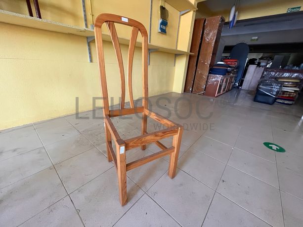Cadeira de madeira sem assento