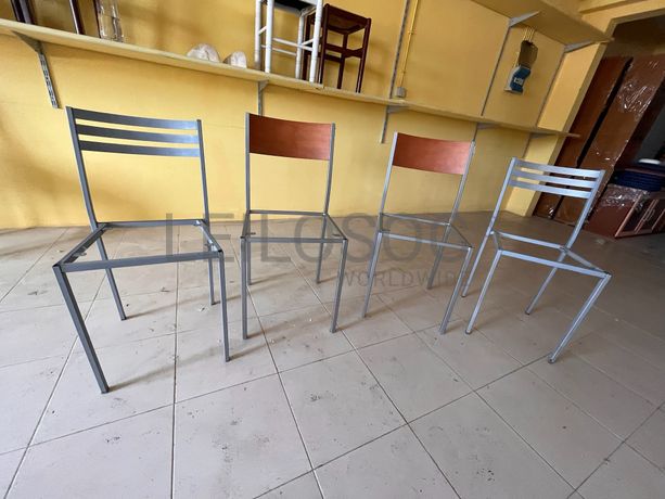 Cadeiras metálicas cinzentas sem assento