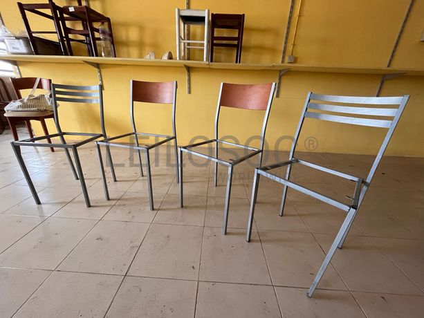 Cadeiras metálicas cinzentas sem assento