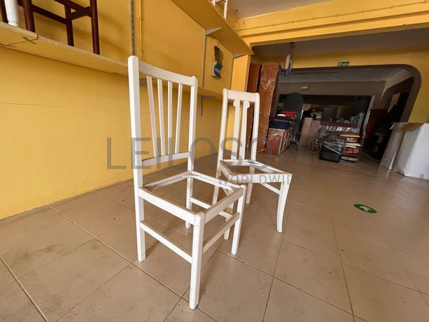 Cadeiras brancas de madeira sem assento