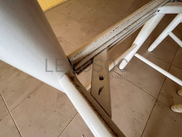 Cadeiras brancas de madeira sem assento