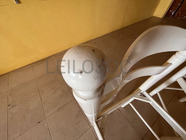 Cadeiras brancas de madeira sem assento