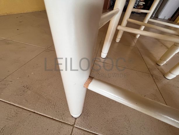 Cadeiras brancas de madeira sem assento