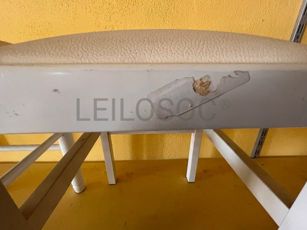 Bancos brancos em madeira