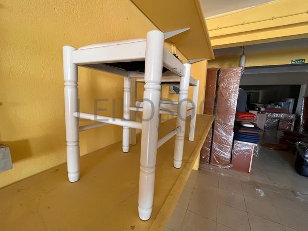 Bancos brancos em madeira