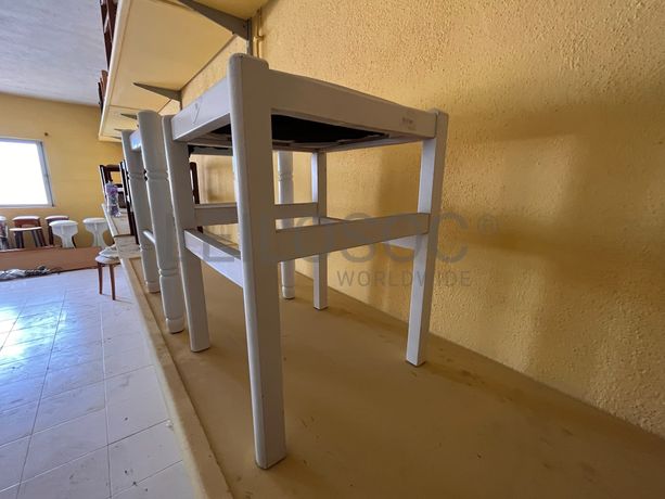 Bancos brancos em madeira