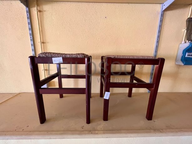 Bancos de madeira castanhos com assento de palhinha