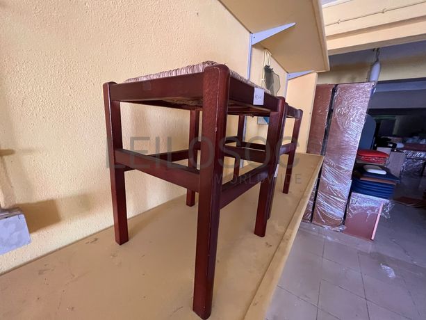 Bancos de madeira castanhos com assento de palhinha