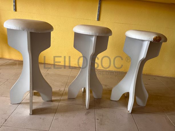 Bancos redondos em madeira branca