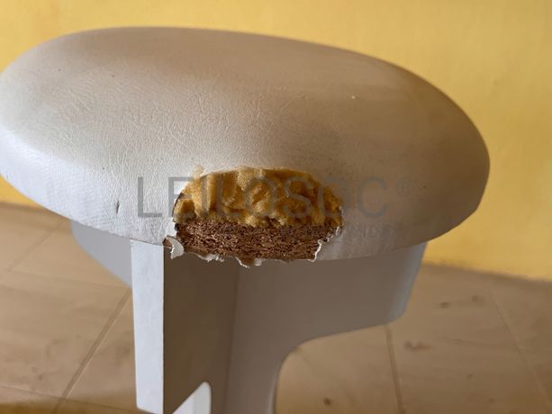 Bancos redondos em madeira branca