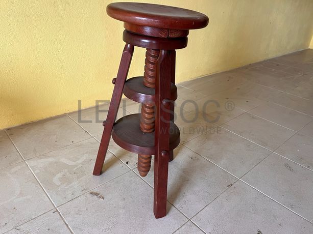 Banco redondo de madeira