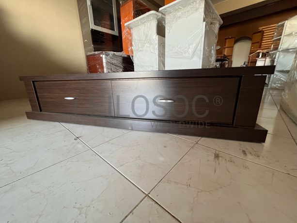 Móvel de madeira com duas gavetas