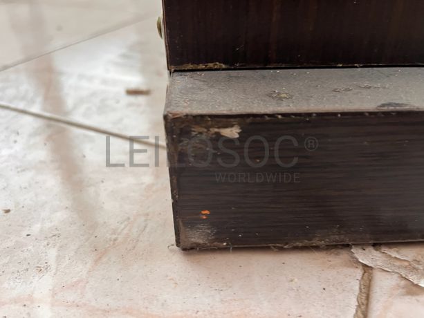 Móvel de madeira com duas gavetas