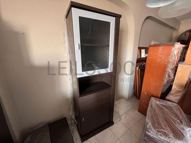 Móvel alto de madeira