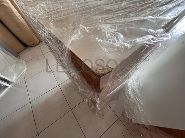 Mesinhas de cabeceira em madeira com 4 gavetas