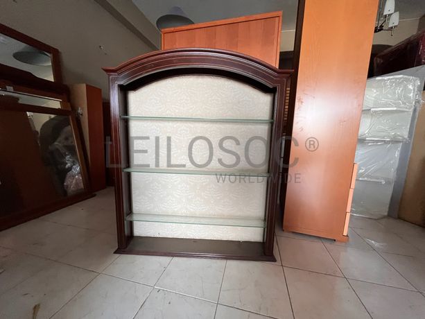 Móvel expositor em madeira