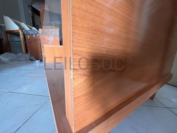 Mesa em madeira com tampo de vidro