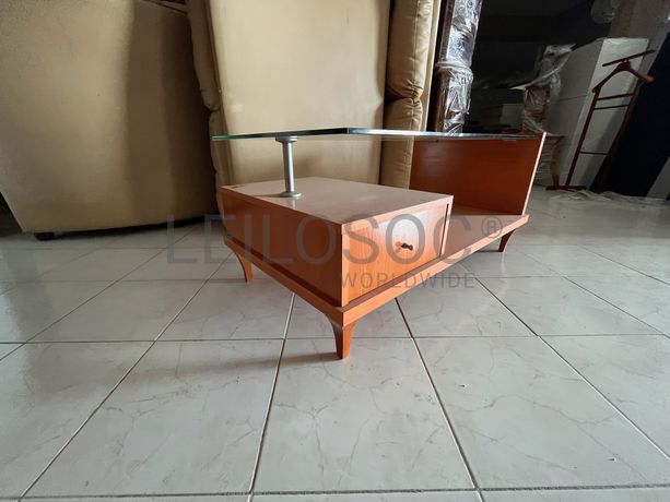Mesa em madeira com tampo de vidro